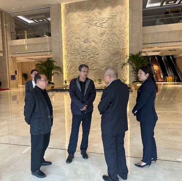 常山集團(tuán)黨委副書記、副董事長、總經(jīng)理?xiàng)钊饎傁群蟾笆仪f柏潤東方酒店和經(jīng)編實(shí)業(yè)督導(dǎo)調(diào)研